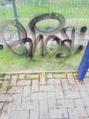 busshaltestelle-glas-grafitti-vorher